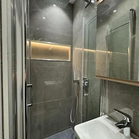 2p - 5' Tour Eiffel Apartman